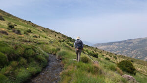 Foto Wanderweg Sierra Nevada entlang Acequia mit Wanderin