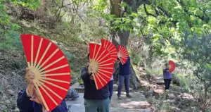 Foto Menschen mit Taiji-Fächer